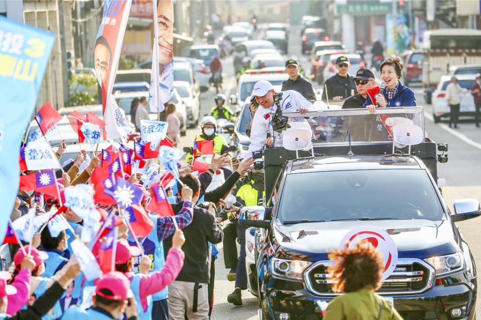 國民黨總統候選人侯友宜（右二）1日和新竹縣一選區立委候選人徐欣瑩（右）在湖口鄉展開車隊掃街活動。（徐欣瑩團隊提供／羅浚濱新竹傳真）