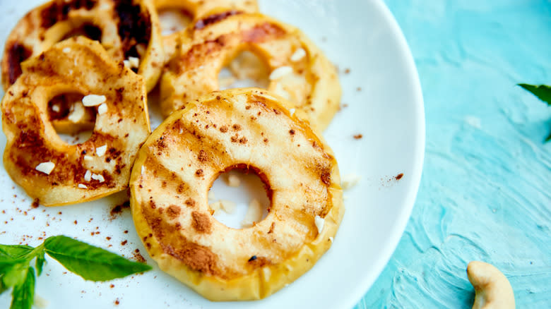 Grilled apples with cinnamon on plate