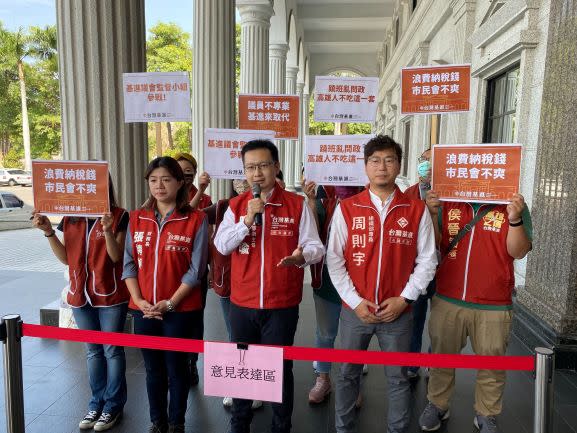 台灣基進成立高雄市議會監督小組，與藍綠黨團隔空互嗆。   圖：台灣基進/提供