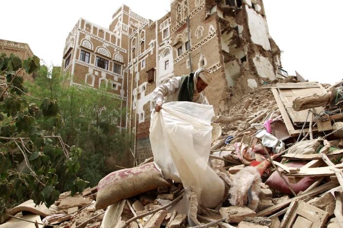 Yemenis search for survivors under the rubble of houses in the old city of Sanaa on June 12, 2015, following an overnight Saudi-led air strike (AFP Photo/Mohammed Huwais)