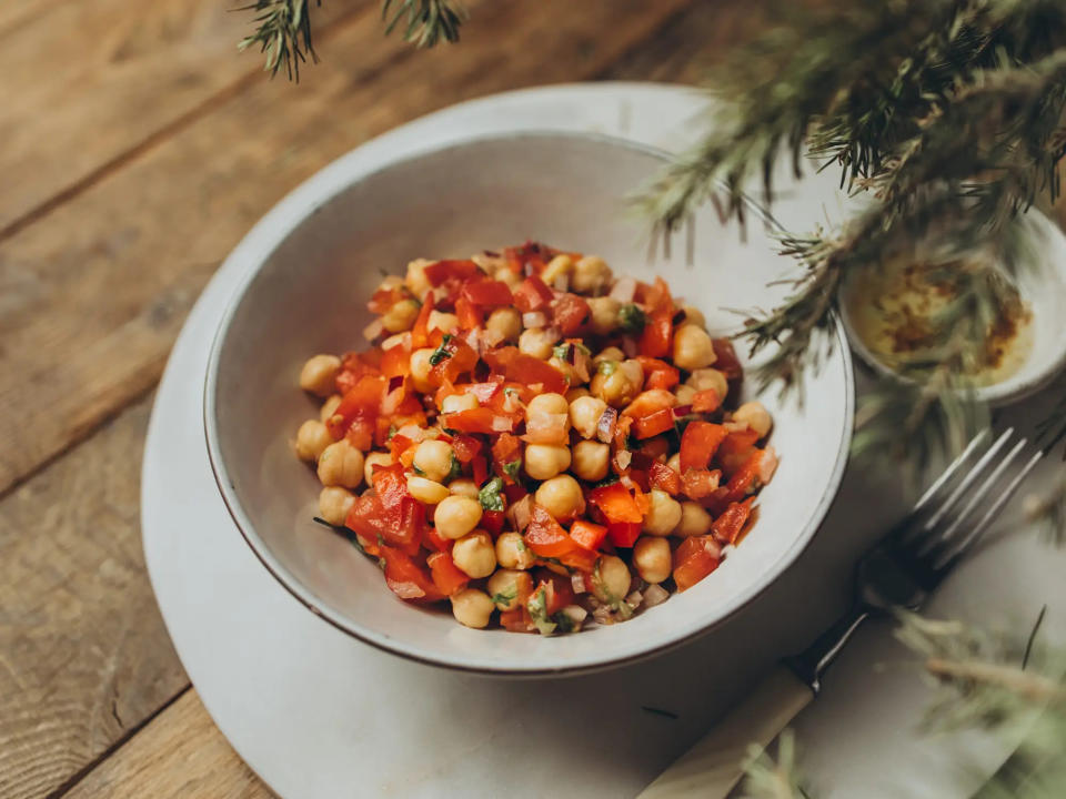 Die US-amerikanische Ernährungsberaterin Morgan Porpora sagt, ihre mediterrane Bowl sei voll von gesunden Fetten, Proteinen und viel Gemüse. - Copyright: Evgeniia Rusinova/Getty Images