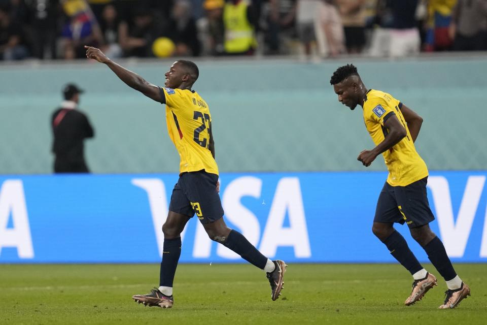 El ecuatoriano Moisés Caicedo, a la izquierda, celebra después de anotar el primer gol de su equipo durante el partido contra Senegal por el Grupo A de la Copa Mundial en el Estadio Internacional Jalifa en Doha, Qatar, el martes 29 de noviembre de 2022. (Foto AP/Natacha Pisarenko )