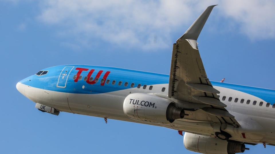 Ein Flugzeug vom Typ Boeing 737-800 der deutschen Fluggesellschaft Tuifly startet vom Flughafen Stuttgart.