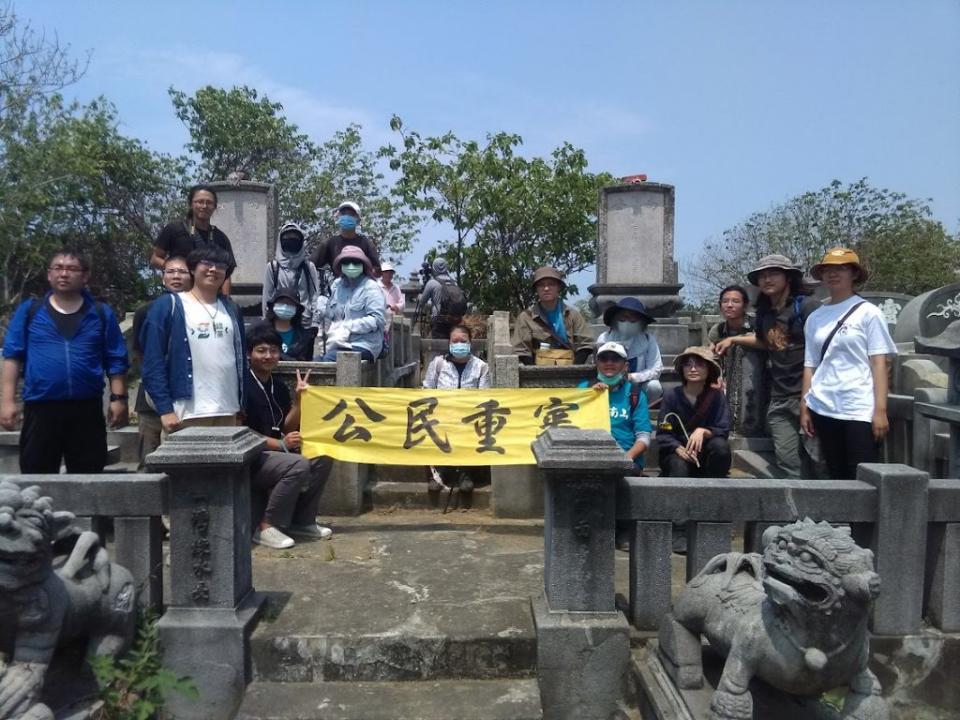 清明祭祖，公民團體舉辦「公民重審」走讀南山公墓活動，期望更多人了解南山公墓歷史，重視台灣墓葬文化。（守護南山公墓青年陣線提供）