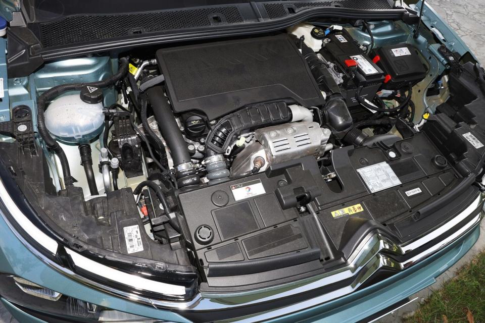汽油車型搭載1.2L三缸渦輪引擎，130hp/23.5kgm最大輸出對應本車重量還算輕快有勁。