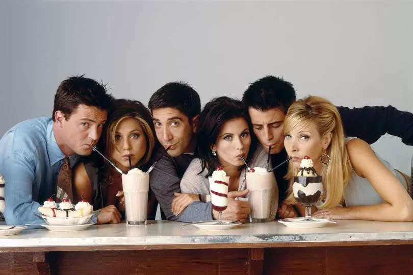 Matthew Perry as Chandler Bing, Jennifer Aniston as Rachel Green, David Schwimmer as Ross Geller, Courteney Cox as Monica Geller, Matt Le Blanc as Joey Tribbiani, Lisa Kudrow as Phoebe Buffay in 'Friends'