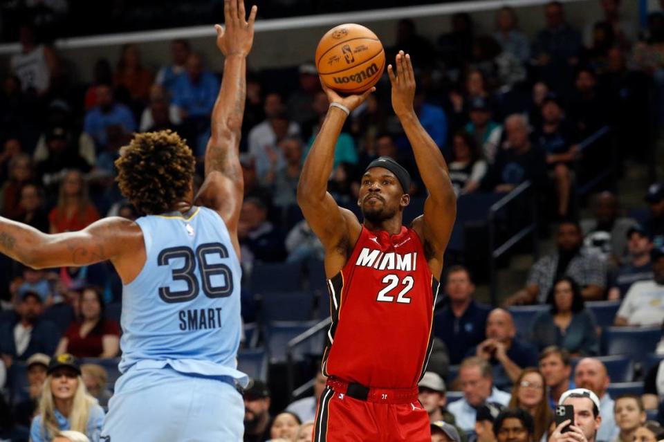 El jugador del Heat de Miami Jimmy Butler (der.) tira al aro ante la marca de Marcus Smart, de los Grizzlies, en el partido celebrado el 8 de noviembre de 2023 en Memphis.