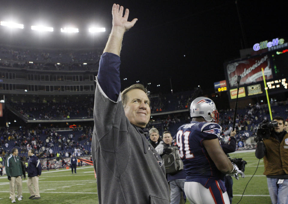 ARCHIVO - El entrenador de los Patriots de Nueva Inglaterra Bill Belichick saluda a la afición tras una victoria ante los Jets de Nueva York, el domingo 22 de noviembre de 2009, en Foxborough, Massachusetts. (AP Fto/Elise Amendola, archivo)