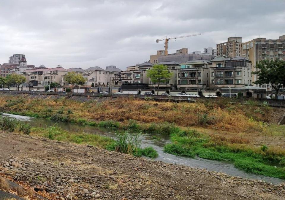 台中市北屯區一帶的旱溪缺乏雨量挹注，水量幾乎流不動了，河川兩旁都聞得到臭味，附近居民苦不堪言，盼相關單位改善。（記者陳金龍攝）