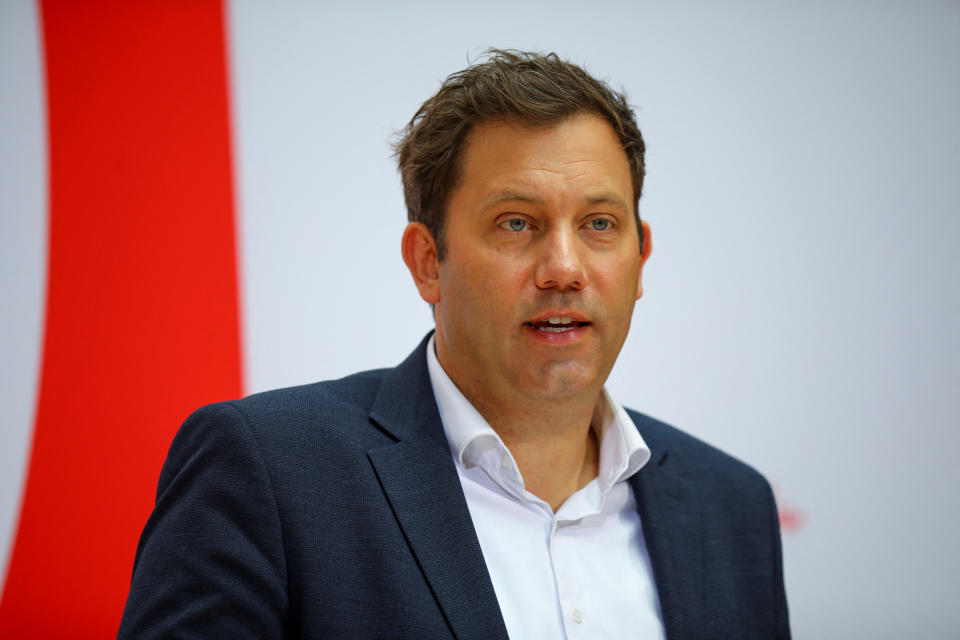 Der SPD-Vorsitzende Lars Klingbeil ist von der Kürzung des Elterngeldes nicht überzeugt. (Bild: REUTERS/Nadja Wohlleben)