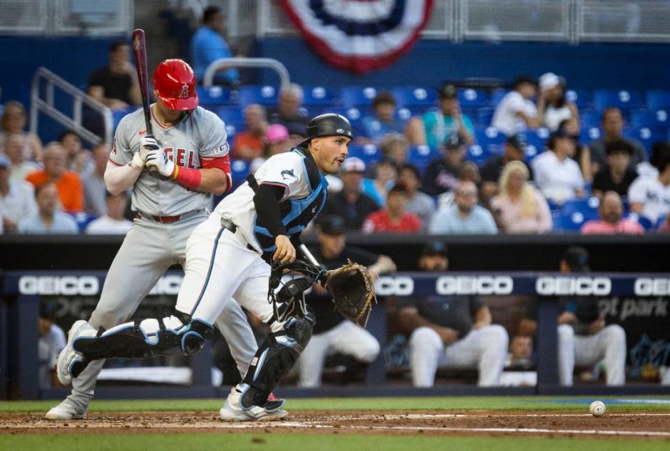 El receptor de los Marlins Nick Fortes busca la pelota en el turno al bate de Logan O’Hoppe, de los Angelinos de Los Angeles, en el partido celebrado el 2 de abril de 2024 en Miami.