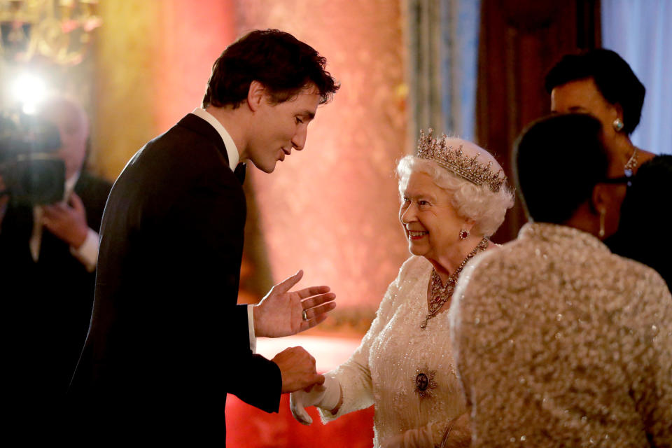 Reunión de la Commonwealth en 2018. En la imagen, el primer ministro de Canadá, Justin Trudeau, y la reina Isabel II. (Matt Dunham/Pool via Reuters)