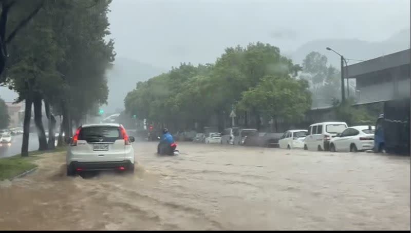 東吳大學前方強降雨有淹水狀況。（圖／記者李依璇翻攝）