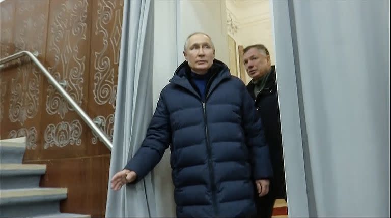 En esta foto tomada de un video publicado por la televisión rusa el 19 de marzo de 2023, el presidente ruso Vladimir Putin visita el teatro Mariupol durante su visita a la región de Donetsk.