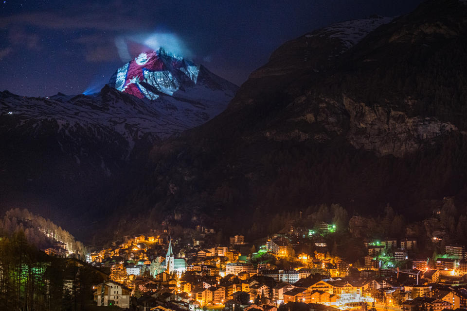 Illumination 25 April 2020: Nepal (Light Art by Gerry Hofstetter / Foto Michael Portmann)