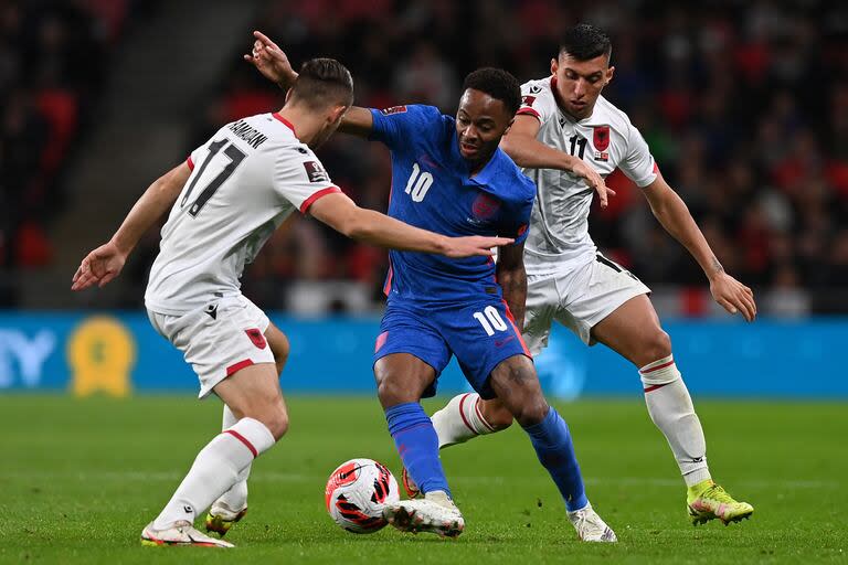 Ramadani marca al inglés Raheem Sterling en un partido entre Albania e Inglaterra en Wembley, camino al Mundial Qatar 2022.