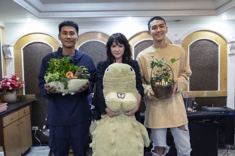 《鱷魚》導演陳大樸、李心潔、柯震東在殺青酒玩起交換禮物。（滿滿額娛樂提供）