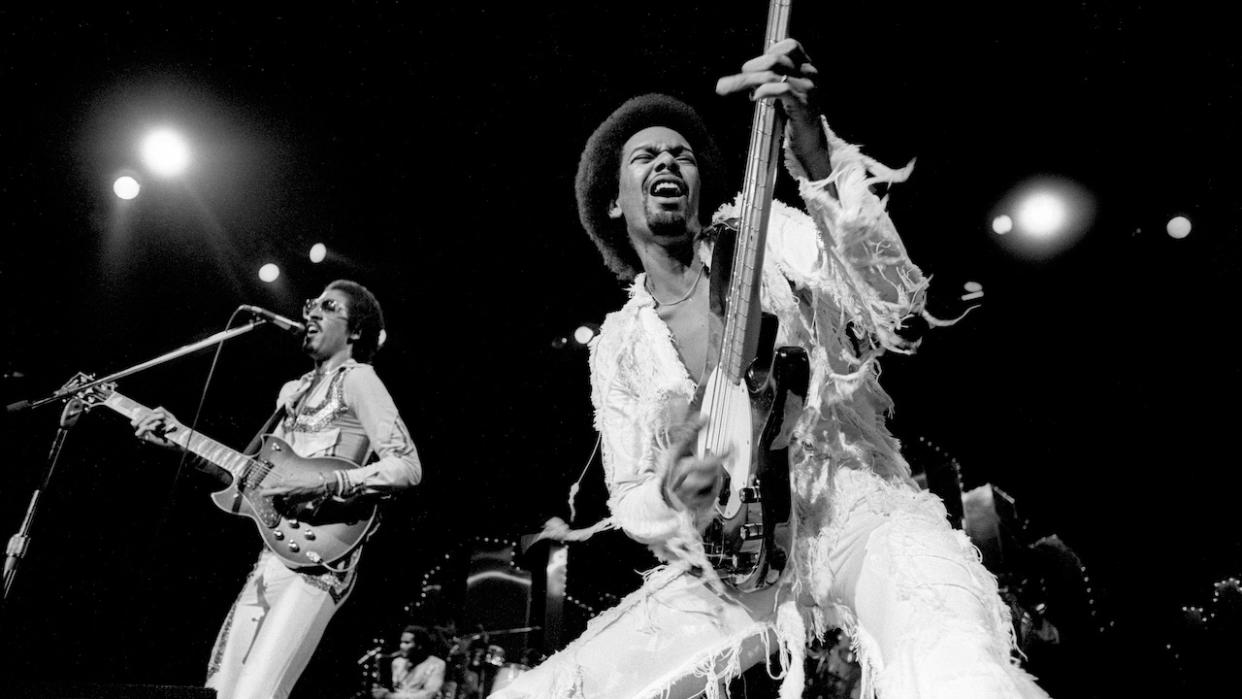  George Johnson (L) and Louis Johnson (R) from the Brothers Johnson perform live at Madison Square Garden in New York in 1976. 