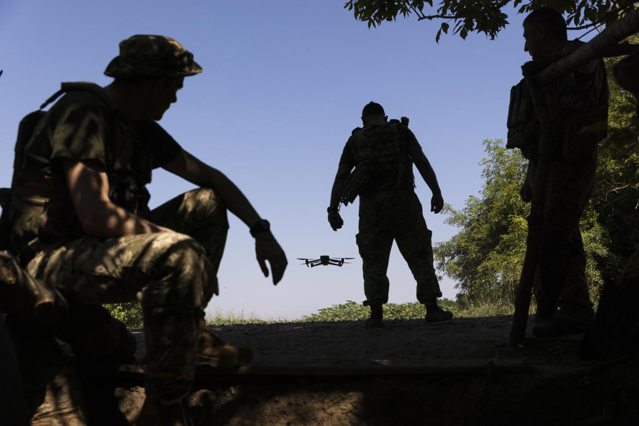 Soldados ucranianos con un dron en la región de Zaporiyia en Ucrania, el 6 de julio de 2023. (David Guttenfelder/The New York Times).