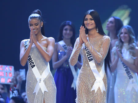 Miss Sudáfrica Tamaryn Green y Miss Venezuela Sthefany Gutiérrez durante la ronda final del certamen de Miss Universo en Bangkok, Tailandia, el 17 de diciembre de 2018. REUTERS / Athit Perawongmetha