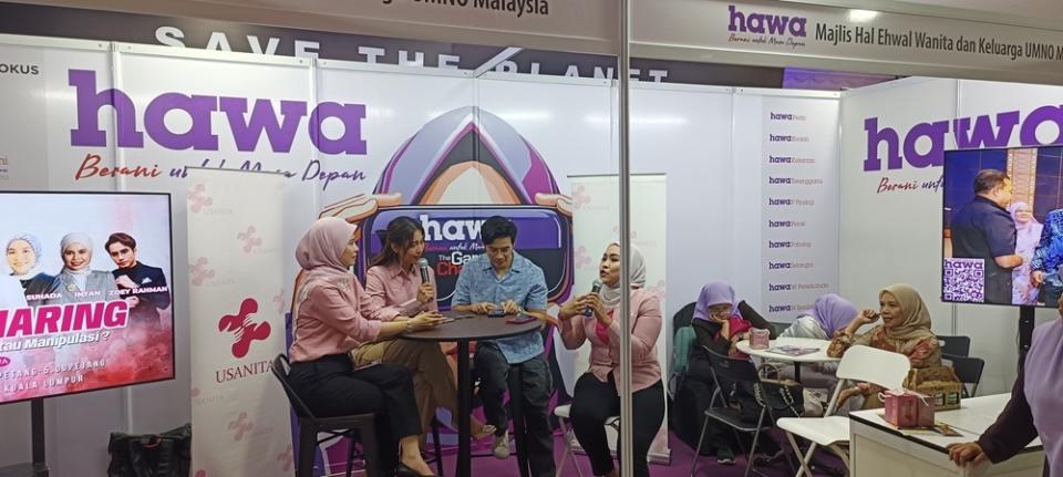 Podcast dengan acara bincang-bincang di Paviliun Dewan Perempuan dan Urusan Keluarga PBB di World Trade Center di Kuala Lumpur pada 23 Agustus 2024. — Foto oleh Loheshwar Rathakrishnan