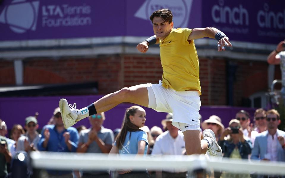 Britain's Jack Draper celebrates after beating Spain's Carlos Alcaraz in their men's singles round of 16 match at the Cinch ATP tennis Championships at Queen's Club in west London on June 20, 2024