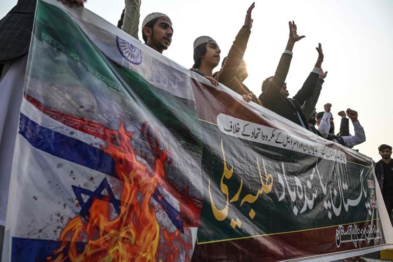 Activistas juveniles de la Talba Mahaz (MTM) que sostenían una pancarta y gritaban consignas durante una protesta contra el ataque aéreo iraní, en Islamabad el 18 de enero de 2024 ( Farooq NAEEM / AFP)