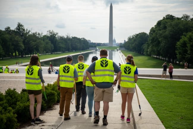 New Holland Construction volunteers participate in Renewal and Remembrance at Lincoln Memorial