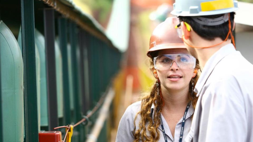 Trabajadores de la industria del hierro en Brasil.