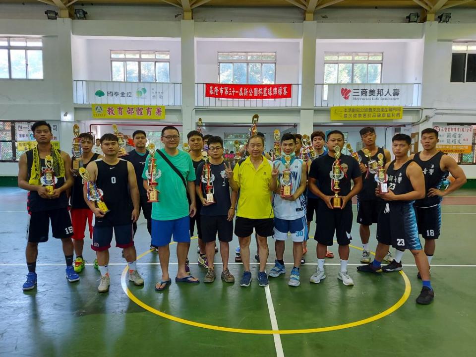 優勝隊伍拿著獎杯高興合影，其中社會男子壯年組的第一名社會籃球協會完成五連霸。（記者張上耕翻攝）