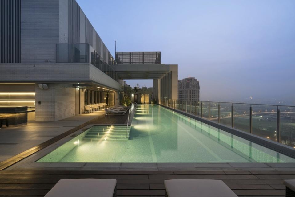 天際泳池位居高樓，可欣賞台中市天際線和美景。