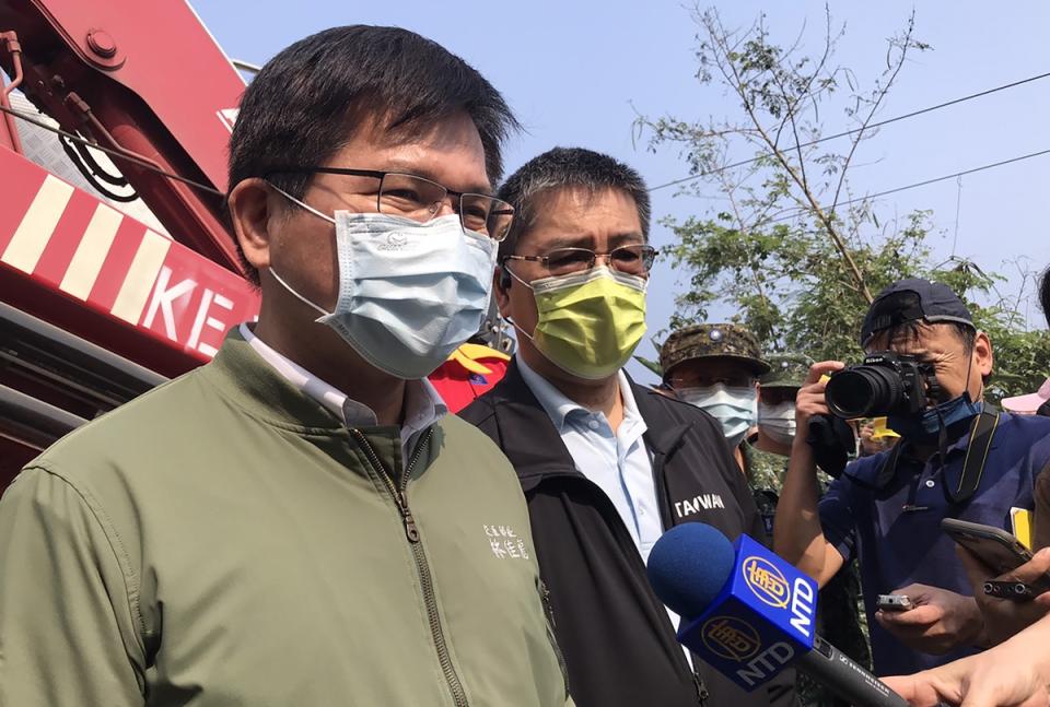 
台鐵太魯閣號408車次在花蓮清水隧道出軌事故釀重大
死傷，交通部長林佳龍（左）2日下午與內政部長徐國
勇（左2）趕赴救災現場。林佳龍受訪強調，以救人為
第一，並感謝內政部消防署、空勤總隊、特搜隊在第一
時間到現場搶救。
中央社