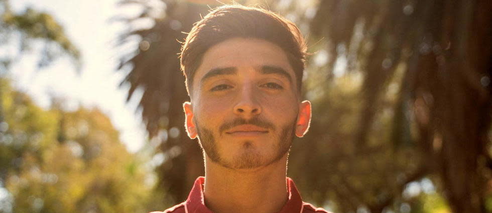 Josh Cavallo, milieu de terrain du club de football d'Adelaide en Australie, a fait son coming out publiquement, une première pour un footballeur professionnel en activité. 
