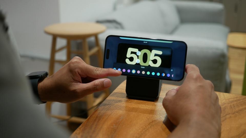 iOS 17 standby mode configuring clock