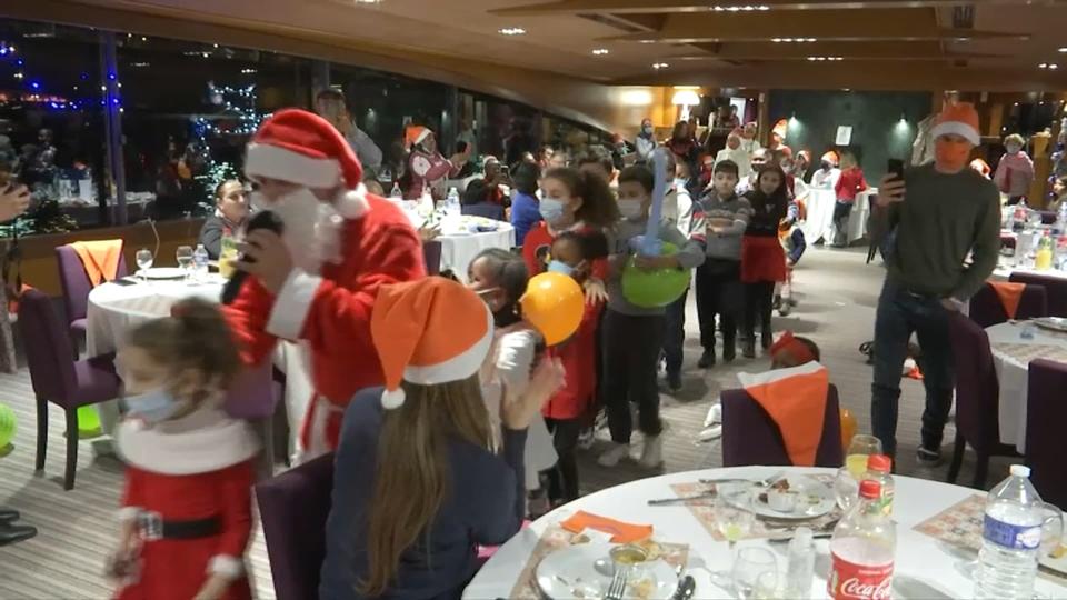 Le Secours catholique organise un Noël solidaire dans une péniche sur la Seine pour des familles dans le besoin, le 24 décembre 2021. - BFMTV