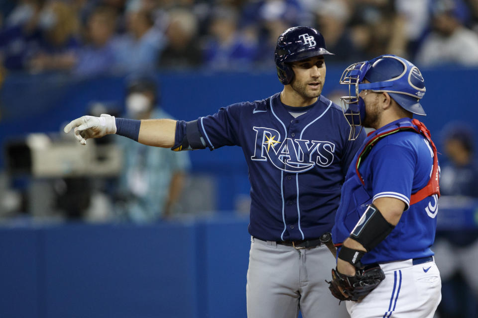 坦帕灣光芒Kevin Kiermaier（圖左）與多倫多藍鳥捕手Alejandro Kirk。（Photo by Cole Burston/Getty Images）