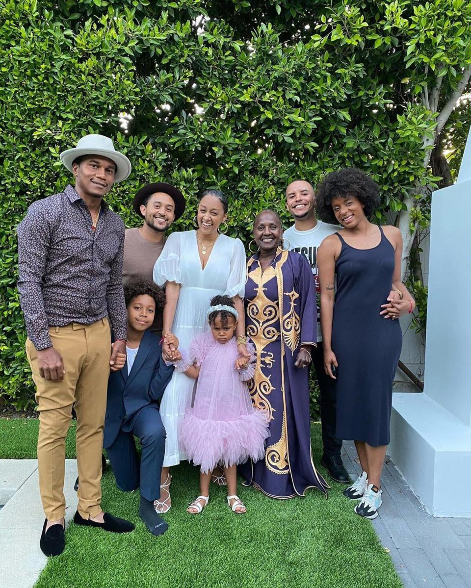 https://www.instagram.com/p/CcfkqRELdNQ/ tiamowry's profile picture tiamowry Verified Hope you had a wonderful weekend and a happy Easter with your family and friends! ���� 10h