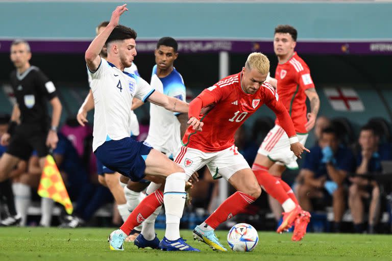 England's midfielder #04 Declan Rice and Wales' midfielder #10 Aaron Ramsey fight for the ball during the Qatar 2022 World Cup Group B football match between Wales and England at the Ahmad Bin Ali Stadium in Al-Rayyan, west of Doha on November 29, 2022. (Photo by ANDREJ ISAKOVIC / AFP)