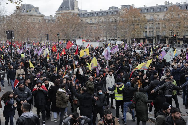 Protesta contra el reciente tiroteo en el centro cultural kurdo en París