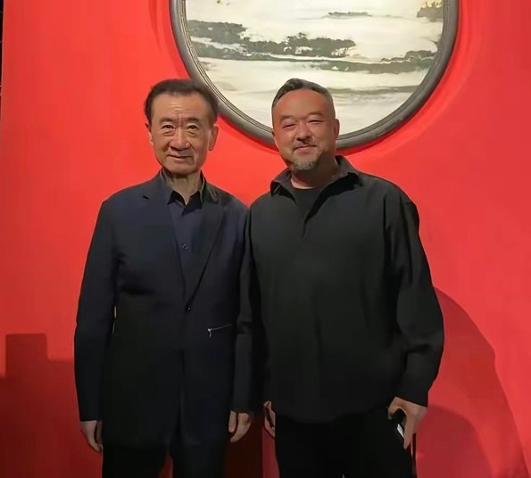 中國前首富、萬達集團創辦人王健林(左)「骨瘦如柴」的近照。   圖：翻攝自 X @MonsterguySusu