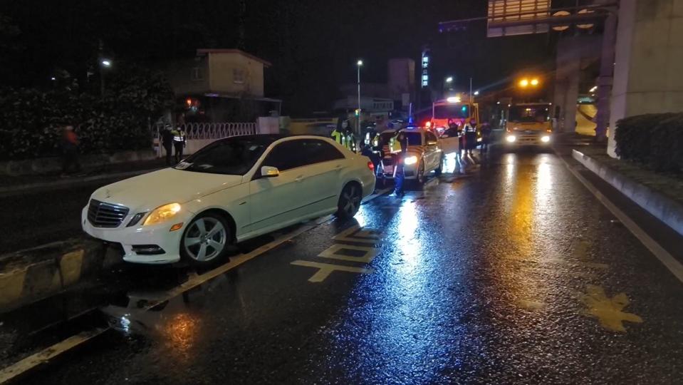 該輛轎車自撞分隔島，底盤完全卡死。（圖／東森新聞）