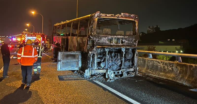 遊覽車燒到只剩骨架。（圖／翻攝畫面）