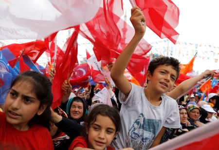 Supporters of Turkish President Tayyip Erdogan attend an election rally in Istanbul, Turkey June 23, 2018. REUTERS/Umit Bektas