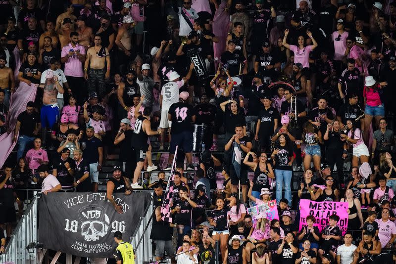 Aficionados del Inter Miami celebran uno de los goles con los que el club venció a Charlotte para avanzar a las semifinales de la Leagues Cup