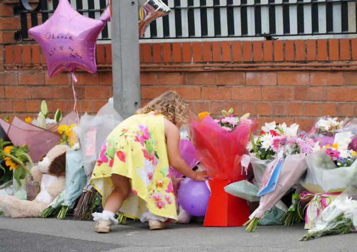 Una niña rinde homenaje en Kingsheath Avenue, Knotty Ash, Liverpool, donde Olivia Pratt-Korbel, de nueve años, recibió un disparo mortal el lunes por la noche