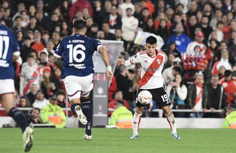 Claudio Echeverri controla el balón antes de que llegue la marca; River no sufre problemas de dominio de la pelota en un campo de juego, el del Monumental, donde los visitantes suelen tenerlos.