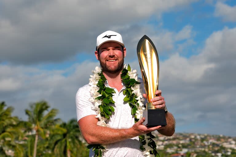 Grayson Murray, con el trofeo del Sony Open, que ganó en enero de este año