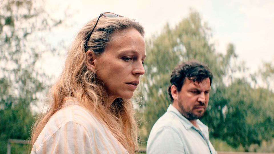 Einem gewaltigen Skandal sind die Kommissare Lona Mendt (Petra Schmidt-Schaller) und Frank Elling (Sascha Geršak) in "Die Toten von Marnow" (ARD Mediathek) auf der Spur. Warum sabotieren mächtige Gegenspieler ihre Jagd nach einem Serienmörder? Als Mix zwischen Krimi, Beziehungsdrama und historischem Thriller sorgt die Mini-Serie nuancenreich für Spannung. (Bild: NDR/Polyphon/Philipp Sichler)