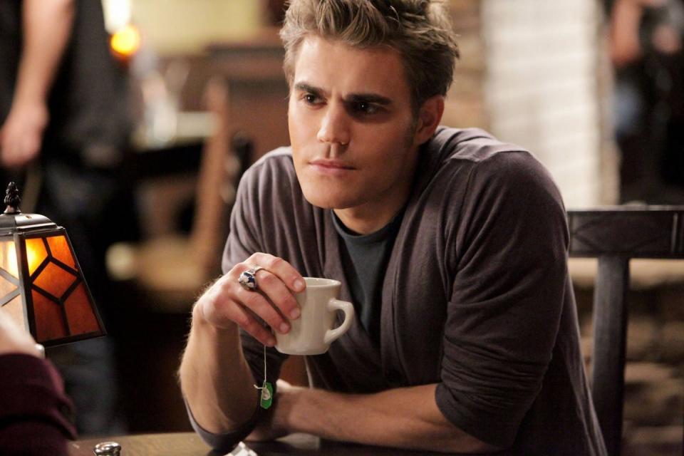 stefan salvatore holding a coffee cup, the vampire diaries