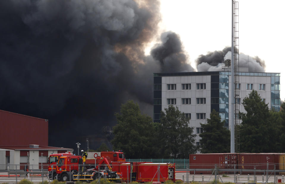 Dark smoke from a large fire that broke out at the factory of Lubrizol spreads over the town, in Rouen, France, September 26, 2019. REUTERS/Pascal Rossignol